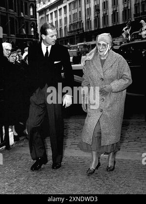 Le duc d'Édimbourg arrive avec sa mère, la princesse Alice de Grèce, à l'abbaye de Westminster, à Londres, pour le service commémoratif de la comtesse Mountbatten de Birmanie. La comtesse est morte à Bornéo du Nord et a été enterrée en mer au large de Portsmouth le 25 février. Banque D'Images