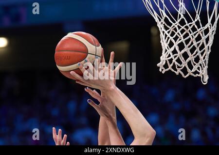 Lille, France. 31 juillet 2024. La chinoise Han Xu tourne lors du match de la phase A du groupe féminin de basket-ball entre la Chine et la Serbie aux Jeux Olympiques de Paris 2024 à Lille, France, le 31 juillet 2024. Crédit : Meng Dingbo/Xinhua/Alamy Live News Banque D'Images