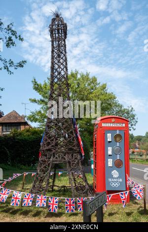 31 juillet 2024. Un coffret téléphonique rouge décoré pour célébrer les Jeux Olympiques de Paris. Les célébrations des Jeux Olympiques comprennent un grand modèle de la Tour Eiffel à côté de la boîte téléphonique rouge traditionnelle avec une table des médailles de l'équipe GB qui est mise à jour quotidiennement. Banque D'Images