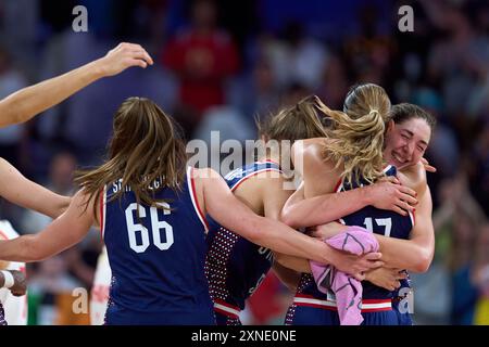 Lille, France. 31 juillet 2024. Les joueuses de Serbie célèbrent après le match du groupe de basket féminin A entre la Chine et la Serbie aux Jeux Olympiques de Paris 2024 à Lille, France, le 31 juillet 2024. Crédit : Meng Dingbo/Xinhua/Alamy Live News Banque D'Images