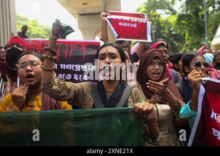 Dhaka, Dhaka, Bangladesh. 31 juillet 2024. Des étudiants crient des slogans lors d'une marche de protestation devant le bâtiment de la haute Cour pour réclamer justice pour les victimes arrêtées et tuées lors des récentes violences à Dacca le 31 juillet 2024. Le gouvernement bangladais a appelé à une journée de deuil le 30 juillet pour les victimes de violence dans les troubles nationaux, mais les étudiants ont dénoncé ce geste comme irrespectueux à l'égard des camarades de classe tués lors d'affrontements avec la police ce mois-ci. (Crédit image : © Abu Sufian Jewel/ZUMA Press Wire) USAGE ÉDITORIAL SEULEMENT! Non destiné à UN USAGE commercial ! Banque D'Images