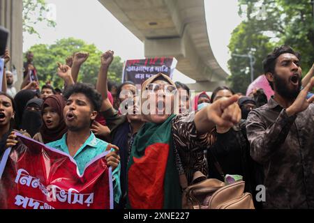 Dhaka, Dhaka, Bangladesh. 31 juillet 2024. Des étudiants crient des slogans lors d'une marche de protestation devant le bâtiment de la haute Cour pour réclamer justice pour les victimes arrêtées et tuées lors des récentes violences à Dacca le 31 juillet 2024. Le gouvernement bangladais a appelé à une journée de deuil le 30 juillet pour les victimes de violence dans les troubles nationaux, mais les étudiants ont dénoncé ce geste comme irrespectueux à l'égard des camarades de classe tués lors d'affrontements avec la police ce mois-ci. (Crédit image : © Abu Sufian Jewel/ZUMA Press Wire) USAGE ÉDITORIAL SEULEMENT! Non destiné à UN USAGE commercial ! Banque D'Images