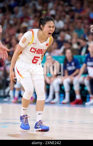 Lille, France. 31 juillet 2024. La chinoise Wang Siyu réagit lors du match de la phase A du groupe féminin de basket-ball entre la Chine et la Serbie aux Jeux Olympiques de Paris 2024 à Lille, France, le 31 juillet 2024. Crédit : Meng Dingbo/Xinhua/Alamy Live News Banque D'Images