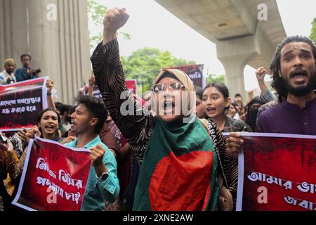 Dhaka, Dhaka, Bangladesh. 31 juillet 2024. Des étudiants crient des slogans lors d'une marche de protestation devant le bâtiment de la haute Cour pour réclamer justice pour les victimes arrêtées et tuées lors des récentes violences à Dacca le 31 juillet 2024. Le gouvernement bangladais a appelé à une journée de deuil le 30 juillet pour les victimes de violence dans les troubles nationaux, mais les étudiants ont dénoncé ce geste comme irrespectueux à l'égard des camarades de classe tués lors d'affrontements avec la police ce mois-ci. (Crédit image : © Abu Sufian Jewel/ZUMA Press Wire) USAGE ÉDITORIAL SEULEMENT! Non destiné à UN USAGE commercial ! Banque D'Images