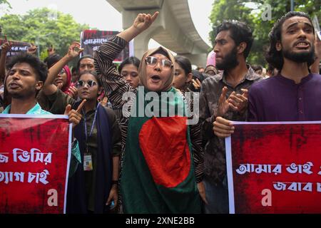 Dhaka, Dhaka, Bangladesh. 31 juillet 2024. Des étudiants crient des slogans lors d'une marche de protestation devant le bâtiment de la haute Cour pour réclamer justice pour les victimes arrêtées et tuées lors des récentes violences à Dacca le 31 juillet 2024. Le gouvernement bangladais a appelé à une journée de deuil le 30 juillet pour les victimes de violence dans les troubles nationaux, mais les étudiants ont dénoncé ce geste comme irrespectueux à l'égard des camarades de classe tués lors d'affrontements avec la police ce mois-ci. (Crédit image : © Abu Sufian Jewel/ZUMA Press Wire) USAGE ÉDITORIAL SEULEMENT! Non destiné à UN USAGE commercial ! Banque D'Images