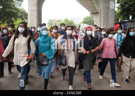 Dhaka, Dhaka, Bangladesh. 31 juillet 2024. Des étudiants crient des slogans lors d'une marche de protestation devant le bâtiment de la haute Cour pour réclamer justice pour les victimes arrêtées et tuées lors des récentes violences à Dacca le 31 juillet 2024. Le gouvernement bangladais a appelé à une journée de deuil le 30 juillet pour les victimes de violence dans les troubles nationaux, mais les étudiants ont dénoncé ce geste comme irrespectueux à l'égard des camarades de classe tués lors d'affrontements avec la police ce mois-ci. (Crédit image : © Abu Sufian Jewel/ZUMA Press Wire) USAGE ÉDITORIAL SEULEMENT! Non destiné à UN USAGE commercial ! Banque D'Images