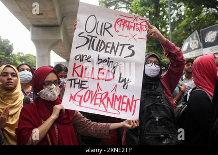 Dhaka, Dhaka, Bangladesh. 31 juillet 2024. Des étudiants crient des slogans lors d'une marche de protestation devant le bâtiment de la haute Cour pour réclamer justice pour les victimes arrêtées et tuées lors des récentes violences à Dacca le 31 juillet 2024. Le gouvernement bangladais a appelé à une journée de deuil le 30 juillet pour les victimes de violence dans les troubles nationaux, mais les étudiants ont dénoncé ce geste comme irrespectueux à l'égard des camarades de classe tués lors d'affrontements avec la police ce mois-ci. (Crédit image : © Abu Sufian Jewel/ZUMA Press Wire) USAGE ÉDITORIAL SEULEMENT! Non destiné à UN USAGE commercial ! Banque D'Images