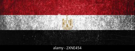 Bannière de drapeau grunge Egypte. Drapeau égyptien sale sur la surface métallique. Banque D'Images