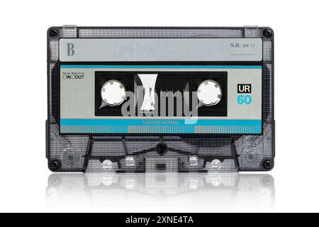 Cassette audio vintage fond blanc isolé Banque D'Images