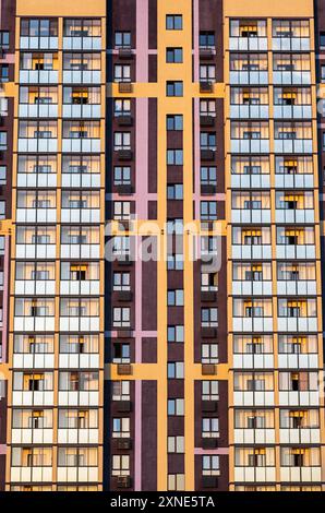 Façade colorée d'un immeuble d'appartements moderne avec un design géométrique. Banque D'Images