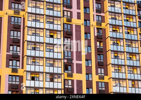 Façade colorée d'un immeuble d'appartements moderne avec un design géométrique. Banque D'Images