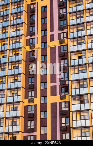 Façade colorée d'un immeuble d'appartements moderne avec un design géométrique. Banque D'Images