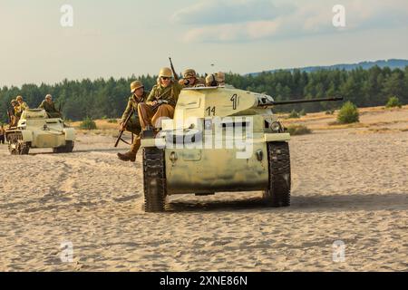 Błędów, Silésie, Pologne – 13 juillet 2024 : reconstruction de la bataille de la seconde Guerre mondiale. Tobrouk 1942. Soldats allemands afrika korps sur un char Banque D'Images