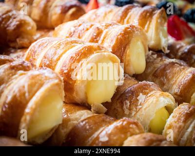 quelques bonbons à pâtisserie faits de pâte feuilletée fourrée de crème Banque D'Images