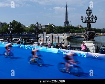 PARIS, FRANCE. 31 juillet 2024. Les coureurs s’affrontent sur le parcours cycliste du Triathlon individuel masculin le cinquième jour des Jeux Olympiques de Paris 2024 au Pont Alexandre III, Paris, France. Crédit : Craig Mercer/Alamy Live News Banque D'Images