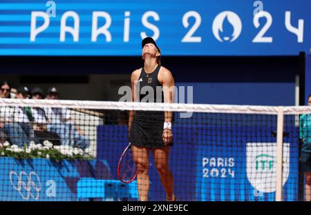 PARIS, FRANCE - JUILLET 31 : Angelique Kerber de Team Germany contre Qinwen Zheng de Team People's Republic of China lors du quart de finale en simple féminin du cinquième jour des Jeux Olympiques de Paris 2024 à Roland Garros le 31 juillet 2024 à Paris, France. © diebilderwelt / Alamy Live News Banque D'Images