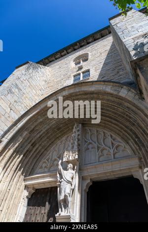 France, région Nouvelle-Aquitaine, Saint-Jean-de-Luz, l'église Saint-Jean-Baptiste avec l'entrée principale Archivolt Banque D'Images