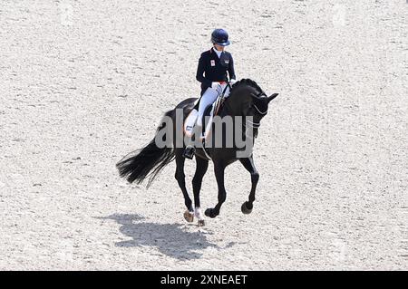 Versailles, France. 31 juillet 2024. Emmelie Scholtens des pays-Bas avec le cheval Indian Rock participe au grand prix de dressage jour 2 de l'équitation aux Jeux Olympiques de Paris 2024 à Versailles, France, le 31 juillet 2024. Crédit : Yang Lei/Xinhua/Alamy Live News Banque D'Images