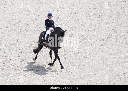 Versailles, France. 31 juillet 2024. Emmelie Scholtens des pays-Bas avec le cheval Indian Rock participe au grand prix de dressage jour 2 de l'équitation aux Jeux Olympiques de Paris 2024 à Versailles, France, le 31 juillet 2024. Crédit : Yang Lei/Xinhua/Alamy Live News Banque D'Images