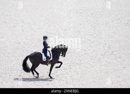 Versailles, France. 31 juillet 2024. Emmelie Scholtens des pays-Bas avec le cheval Indian Rock participe au grand prix de dressage jour 2 de l'équitation aux Jeux Olympiques de Paris 2024 à Versailles, France, le 31 juillet 2024. Crédit : Yang Lei/Xinhua/Alamy Live News Banque D'Images