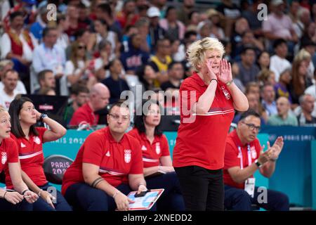 Lille, France. 31 juillet 2024. L'entraîneuse serbe Marina Maljkovic réagit lors du match de la phase A du groupe féminin de basket-ball entre la Chine et la Serbie aux Jeux Olympiques de Paris 2024 à Lille, France, le 31 juillet 2024. Crédit : Meng Dingbo/Xinhua/Alamy Live News Banque D'Images