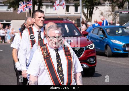 Ballyclare, Irlande du Nord - 27 août 2022 : les membres de Elijah's Chosen Few Royal Black Preceory défilent. Saison de marche de concept Ulster. Banque D'Images