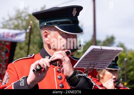 Ballyclare, Irlande du Nord - 27 août 2022 : Lisburn Young Defenders, défilé annuel de la Royal Black institution samedi dernier. Banque D'Images