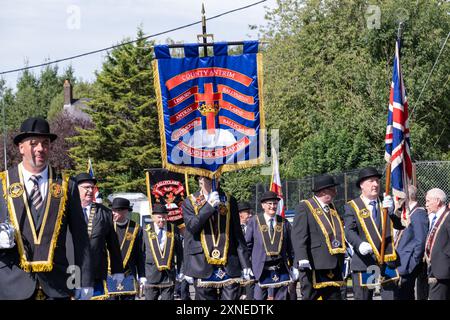 Ballyclare, Irlande du Nord - 27 août 2022 : bannière, drapeaux, officiers du County Antrim Grand Black Chapter, Royal Black institution. Banque D'Images