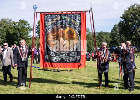 Ballyclare, Irlande du Nord - 27 août 2022 : bannière Cloughmills Royal Black Preceory représentant Moïse et le Bush brûlant. Banque D'Images