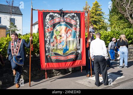 Ballyclare, Irlande du Nord - 27 août 2022 : bannière royale noire de Préceptory, représentation biblique Prophète Elijah ascendant au ciel sur char. Banque D'Images