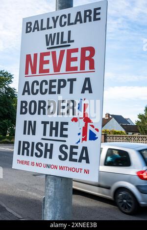 Ballyclare, Irlande du Nord - 27 août 2022 : un signe du protocole anti-UE sur le Brexit déclare que Ballyclare n'acceptera jamais de frontière dans la mer d'Irlande. Banque D'Images