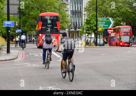 Londres, Angleterre, Royaume-Uni - 27 juin 2023 : les gens se rendent au travail à vélo dans le centre de Londres Banque D'Images