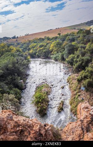 Vue d'un sentier de randonnée Hennops, avec rivière qui traverse, petit pont et téléphérique au-dessus de la rivière, Hartbeespoort, Johannesburg, Afrique du Sud Banque D'Images