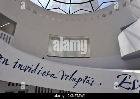 Napoli - Scorcio dalla scala circolare di ingresso della nuova stazione métro Chiaia Banque D'Images