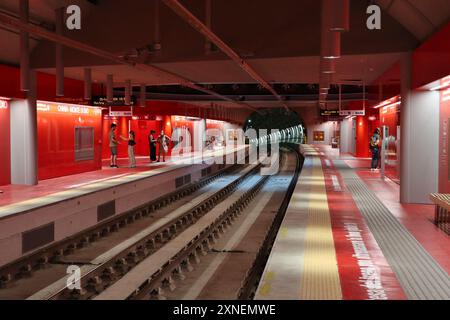 Napoli - Stazione métro Chiaia della nuova Linea 6 dalla banchina Banque D'Images