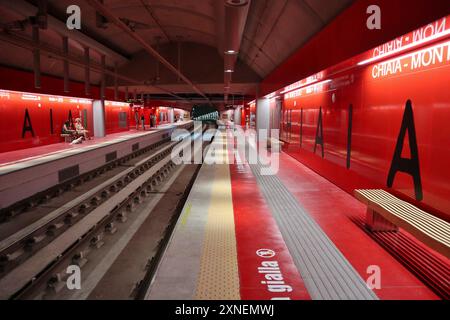 Napoli - Stazione métro Chiaia-Monte di Dio della nuova Linea 6 dalla banchina Banque D'Images