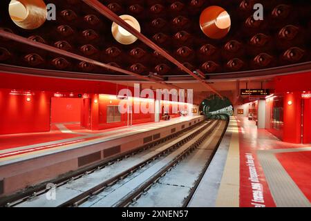 Napoli - Banchina della nuova stazione métro Chiaia-Monte di Dio Banque D'Images