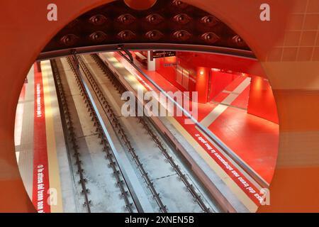 Napoli - Banchina della stazione métro Chiaia-Monte di Dio dall'oblo Banque D'Images