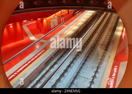 Napoli - Banchina della stazione métro Chiaia-Monte di Dio della Linea 6 dall'oblo Banque D'Images