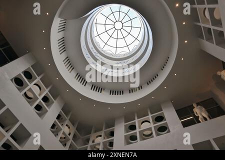 Napoli - Cupola della stazione métro Chiaia dalla piazza interna Banque D'Images