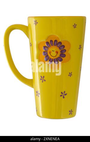 Tasse jaune avec le visage de fleur smiley sur isolé sur fond blanc Banque D'Images