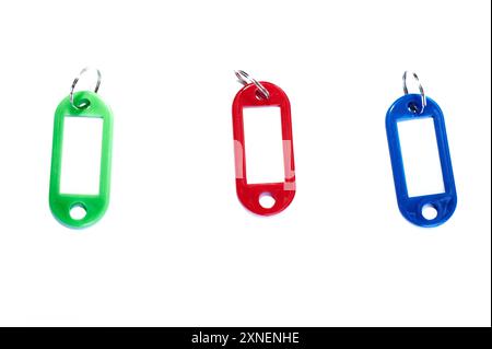 Porte-clés porte-clés en plastique de différentes couleurs avec fond blanc et divers papiers et un clavier dans le concept de l'organisation et de l'ordre en co Banque D'Images
