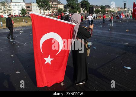 Démonstration Pro Erdogan à Köln. 31.07.2016, UE, DEU, Deutschland, Rhénanie-du-Nord-Westphalie, Koeln : démonstration Pro-Erdogan Am Rheinufer. Die Demo stand unter dem motto Ja zur Demokratie nein zum Staatsstreich . Anhänger der Grauen Wölfe, Türkisch- und deutschstämmige Nationalisten und Islamisten und Muslimbrüder mischten sich unter die Demonstranten. UE, DEU, Allemagne, Rhénanie du Nord-Westphalie, Cologne : démonstration pro-Erdogan sur les rives du Rhin. La manifestation s'est déroulée sous le slogan oui à la démocratie - non au coup d'État . Partisans des loups gris, nationalistes de l'an turc Banque D'Images