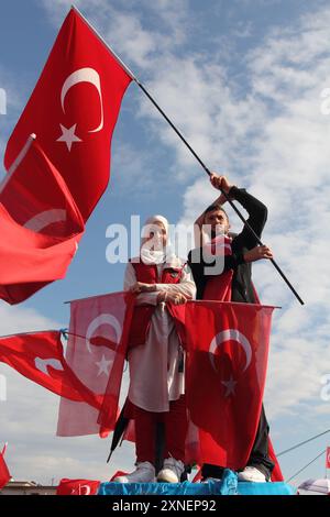 Démonstration Pro Erdogan à Köln. 31.07.2016, UE, DEU, Deutschland, Rhénanie-du-Nord-Westphalie, Koeln : démonstration Pro-Erdogan Am Rheinufer. Die Demo stand unter dem motto Ja zur Demokratie nein zum Staatsstreich . Anhänger der Grauen Wölfe, Türkisch- und deutschstämmige Nationalisten und Islamisten und Muslimbrüder mischten sich unter die Demonstranten. UE, DEU, Allemagne, Rhénanie du Nord-Westphalie, Cologne : démonstration pro-Erdogan sur les rives du Rhin. La manifestation s'est déroulée sous le slogan oui à la démocratie - non au coup d'État . Partisans des loups gris, nationalistes de l'an turc Banque D'Images