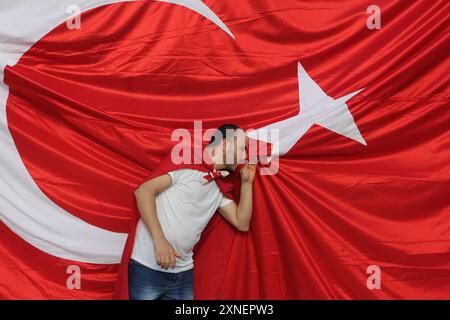 Démonstration Pro Erdogan à Köln. 31.07.2016, UE, DEU, Deutschland, Rhénanie-du-Nord-Westphalie, Koeln : démonstration Pro-Erdogan Am Rheinufer. Die Demo stand unter dem motto Ja zur Demokratie nein zum Staatsstreich . Anhänger der Grauen Wölfe, Türkisch- und deutschstämmige Nationalisten und Islamisten und Muslimbrüder mischten sich unter die Demonstranten. UE, DEU, Allemagne, Rhénanie du Nord-Westphalie, Cologne : démonstration pro-Erdogan sur les rives du Rhin. La manifestation s'est déroulée sous le slogan oui à la démocratie - non au coup d'État . Partisans des loups gris, nationalistes de l'an turc Banque D'Images