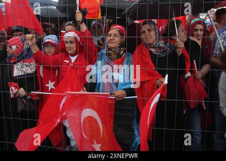 Démonstration Pro Erdogan à Köln. 31.07.2016, UE, DEU, Deutschland, Rhénanie-du-Nord-Westphalie, Koeln : démonstration Pro-Erdogan Am Rheinufer. Die Demo stand unter dem motto Ja zur Demokratie nein zum Staatsstreich . Anhänger der Grauen Wölfe, Türkisch- und deutschstämmige Nationalisten und Islamisten und Muslimbrüder mischten sich unter die Demonstranten. UE, DEU, Allemagne, Rhénanie du Nord-Westphalie, Cologne : démonstration pro-Erdogan sur les rives du Rhin. La manifestation s'est déroulée sous le slogan oui à la démocratie - non au coup d'État . Partisans des loups gris, nationalistes de l'an turc Banque D'Images