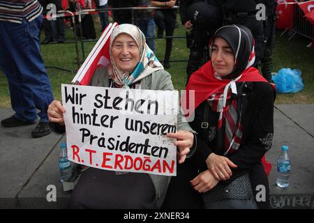 Démonstration Pro Erdogan à Köln. 31.07.2016, UE, DEU, Deutschland, Rhénanie-du-Nord-Westphalie, Koeln : démonstration Pro-Erdogan Am Rheinufer. Die Demo stand unter dem motto Ja zur Demokratie nein zum Staatsstreich . Anhänger der Grauen Wölfe, Türkisch- und deutschstämmige Nationalisten und Islamisten und Muslimbrüder mischten sich unter die Demonstranten. UE, DEU, Allemagne, Rhénanie du Nord-Westphalie, Cologne : démonstration pro-Erdogan sur les rives du Rhin. La manifestation s'est déroulée sous le slogan oui à la démocratie - non au coup d'État . Partisans des loups gris, nationalistes de l'an turc Banque D'Images