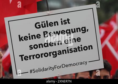 Démonstration Pro Erdogan à Köln. 31.07.2016, UE, DEU, Deutschland, Rhénanie-du-Nord-Westphalie, Koeln : démonstration Pro-Erdogan Am Rheinufer. Die Demo stand unter dem motto Ja zur Demokratie nein zum Staatsstreich . Anhänger der Grauen Wölfe, Türkisch- und deutschstämmige Nationalisten und Islamisten und Muslimbrüder mischten sich unter die Demonstranten. UE, DEU, Allemagne, Rhénanie du Nord-Westphalie, Cologne : démonstration pro-Erdogan sur les rives du Rhin. La manifestation s'est déroulée sous le slogan oui à la démocratie - non au coup d'État . Partisans des loups gris, nationalistes de l'an turc Banque D'Images