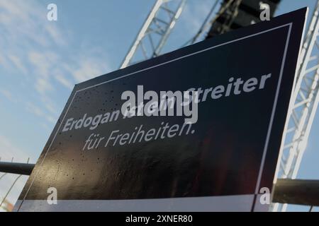 Démonstration Pro Erdogan à Köln. 31.07.2016, UE, DEU, Deutschland, Rhénanie-du-Nord-Westphalie, Koeln : démonstration Pro-Erdogan Am Rheinufer. Die Demo stand unter dem motto Ja zur Demokratie nein zum Staatsstreich . Anhänger der Grauen Wölfe, Türkisch- und deutschstämmige Nationalisten und Islamisten und Muslimbrüder mischten sich unter die Demonstranten. UE, DEU, Allemagne, Rhénanie du Nord-Westphalie, Cologne : démonstration pro-Erdogan sur les rives du Rhin. La manifestation s'est déroulée sous le slogan oui à la démocratie - non au coup d'État . Partisans des loups gris, nationalistes de l'an turc Banque D'Images