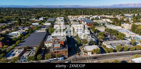 Vue panoramique aérienne du quartier des affaires California Avenue à Palo Alto, Californie. Contexte Baie de San Francisco et montagnes lointaines Banque D'Images